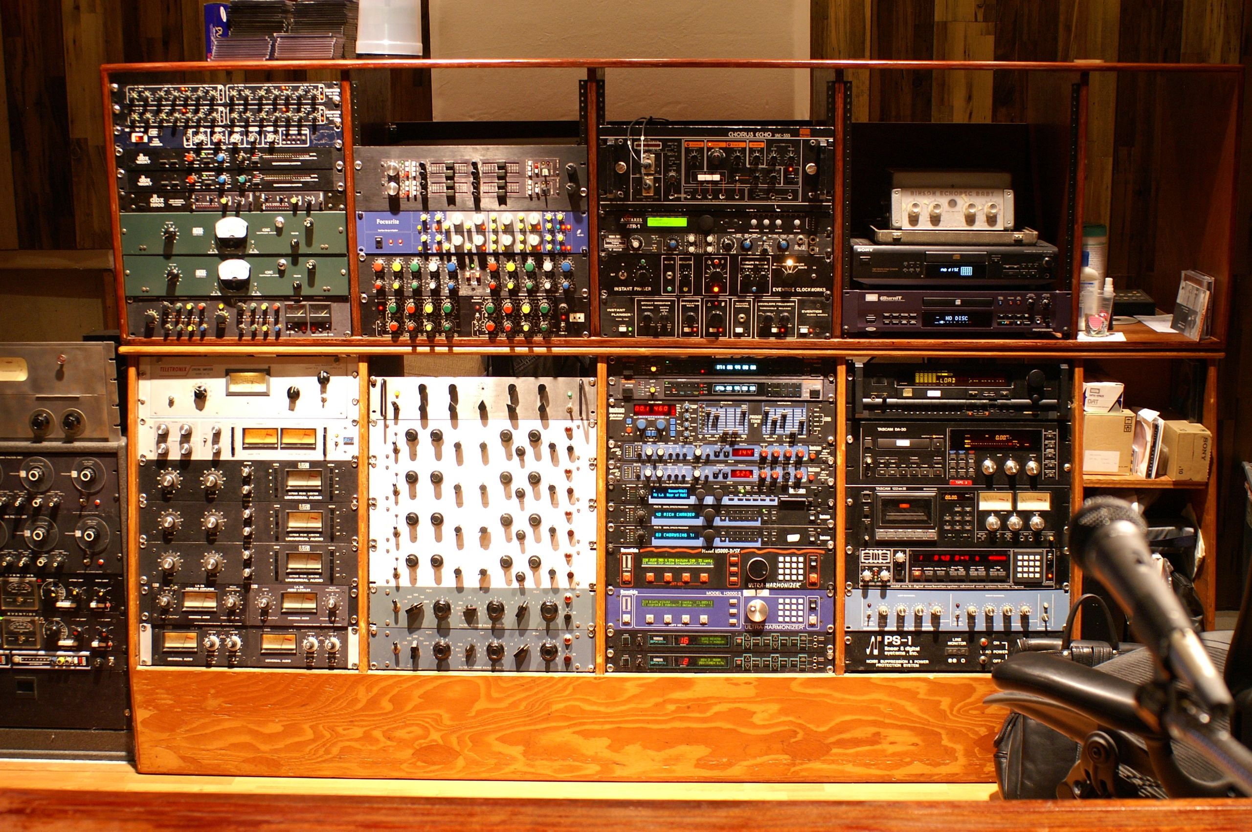 Outboard synthesizer rack